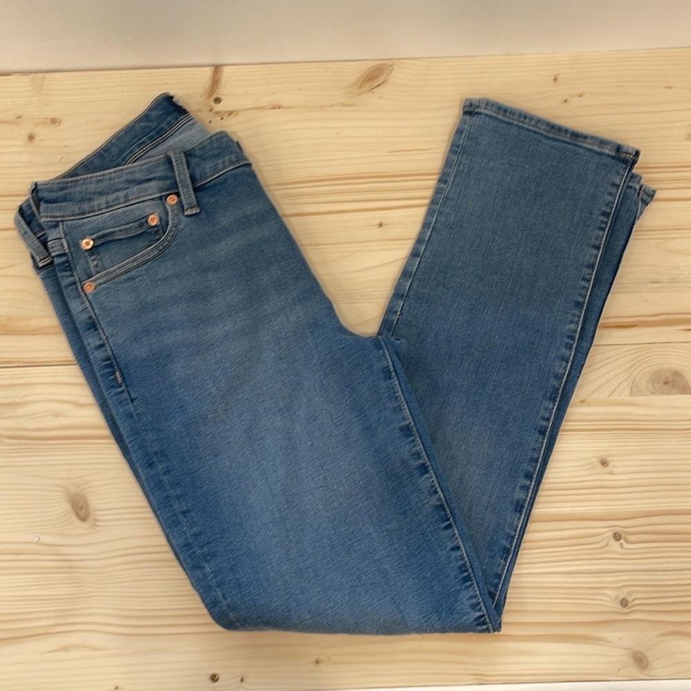 Gap denim women’s 10/30R classic straight leg jeans in light wash denim